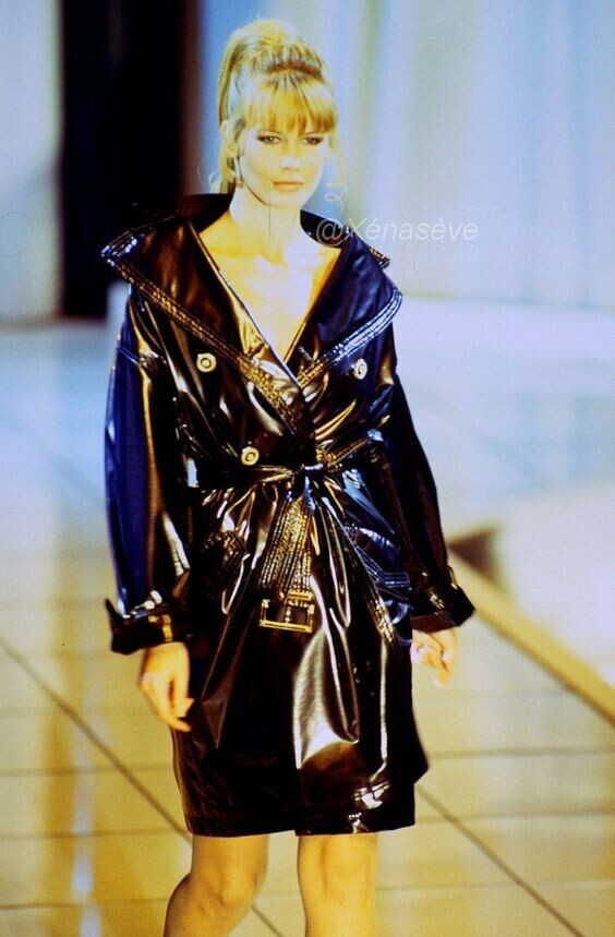 Claudia Schiffer (Versace 1994)