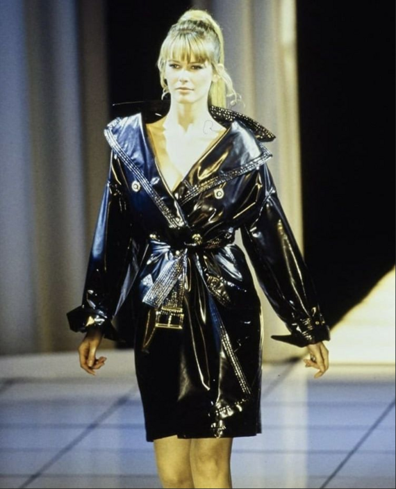Claudia Schiffer (Versace 1994)