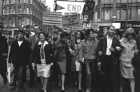 Joan Baez (en ciré) lors d'une marche contre la guerre du Vietnam à Londres en 1965