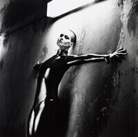 Sigourney Weaver photographiée par Helmut Newton,  1991