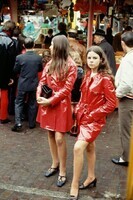 par Kees Scherer ("filles en cirés rouge à la foire d'Amsterdam années 60")