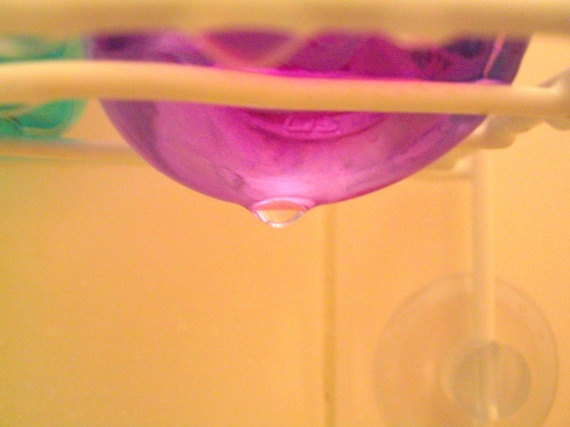 Goutte sur une bouteille violette