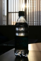 Une bouteille d'eau en plastique