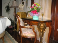 Table sculptee elephant, radiateur dore et verre de champagne