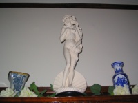 Statue au-dessus de la cheminee du salon