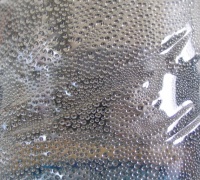 Condensation sur une bouteille en plastique