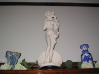 Statue au-dessus de la cheminee du salon