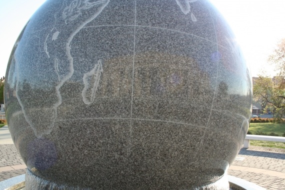 Sculpture Terre-Lune par Mary Morton Parsons