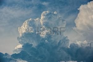 42800245-de-gros-nuages-moelleux-détails-en-relief-sur-le-ciel-bleu