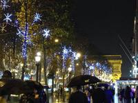 PARIS Champs-Elysées hier sous la pluie