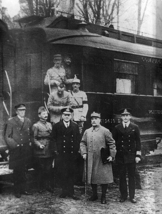 Descente du wagon après la signature de l'Armistice