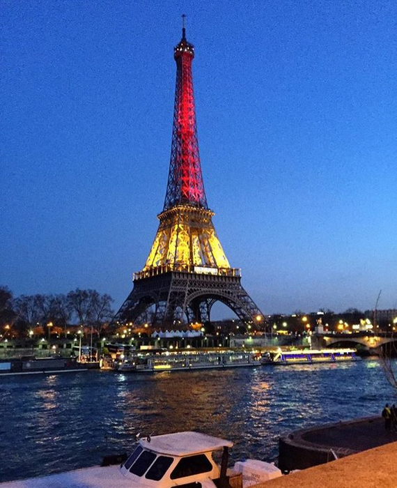 Tour Eiffel éclairée aux couleurs de la Belgique