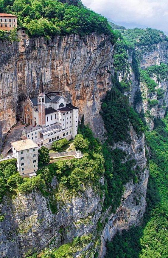 Monastère à flanc de montagne