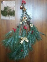 Branche de pin décorée
