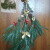 Branche de pin décorée