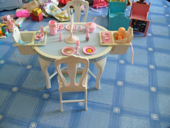 salle  a manger + petite table et chaise pour BB