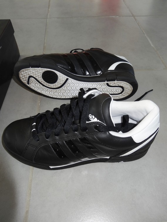 basket adidas noir + boite pointure 39