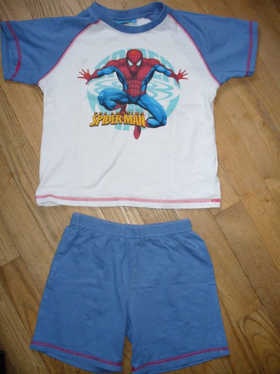 pyjashort spiderman 6ans tbe sauf qq petites tachse sur le tshirt