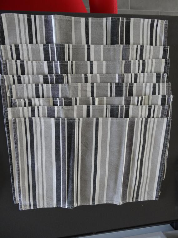 8 sets de table gris noir blanc a rayures certains sont tachés 100% coton 28x45