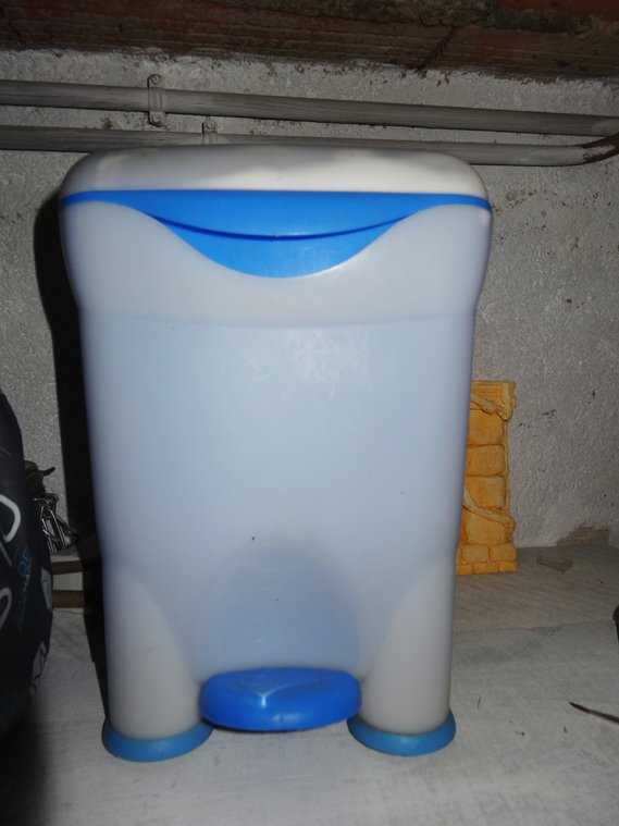 poubelle bleu et blanche transparente be général avec bac