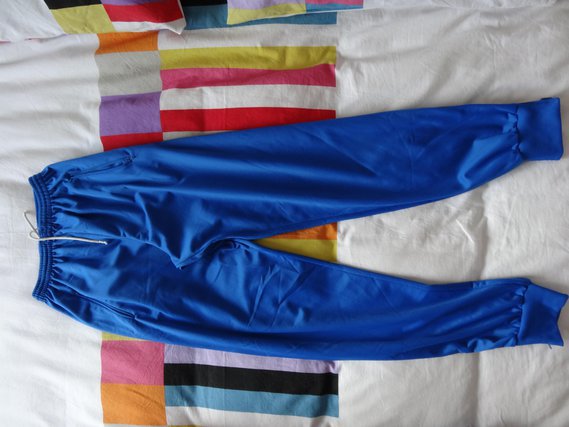 bas de jogging bleu be taille elastique bas fermeture zippé elastique be , 2 poches fermetures zippé