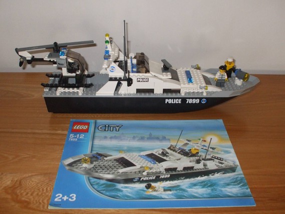 bateau de police LEGO avec helicoptère, sans boite + notice en très bon état