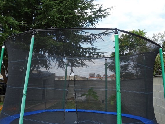 photo du haut poteaux du trampoline, bout manquant