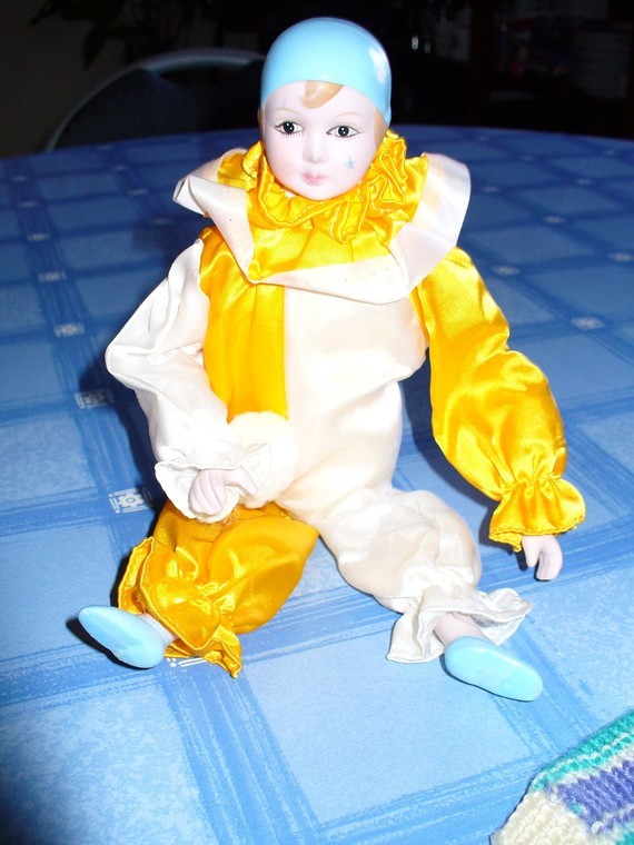 jolie PIERROT en porcelaine neuf, blanc, jaune et tete bleu, debout ou assis 6€