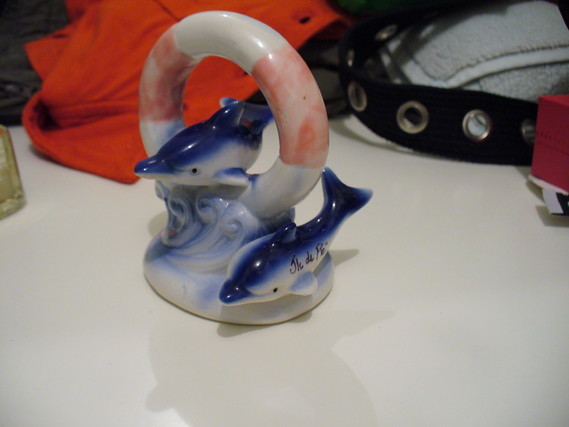 magnifique dauphin en porcelaine ILE DE RE,4€
