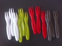 ot de 12 petites fourchettes apéritives en plastiques dure de différentes couleurs neuves 5euros