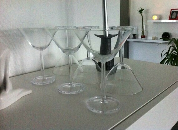 lot de 6 verres transparents sur pieds, peu servi. idéal pour cocktail, martini et autre boisson ..