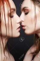 94487824-deux-filles-cheveux-mouillés-s-embrassent-sensuel-couple-de-jeunes-femmes-s-embrasse