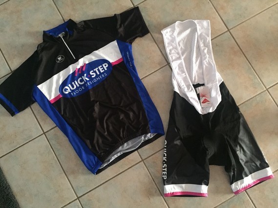 QUICK STEP MAILLOT +CUISSARD TAILLE XL NEUF 60 EUROS