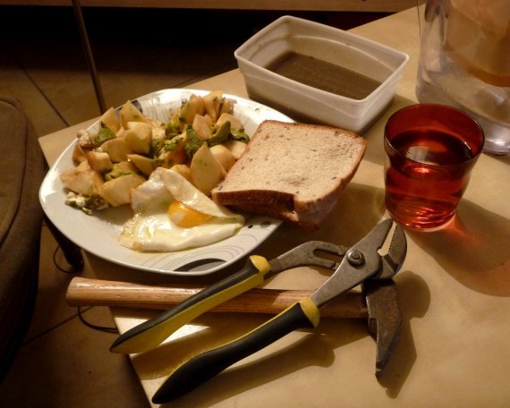salade de pommes et avocat, accompagné de son œuf et jus de lentilles frais (froid).