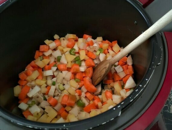 pommes de terre, carotte, topinambour ,petits pois, oignons, noix de cajour