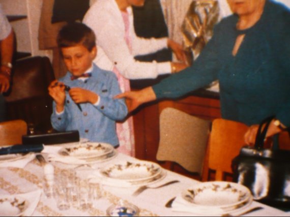 Moi 6 ans communion recevant mon cadeau (un montre)