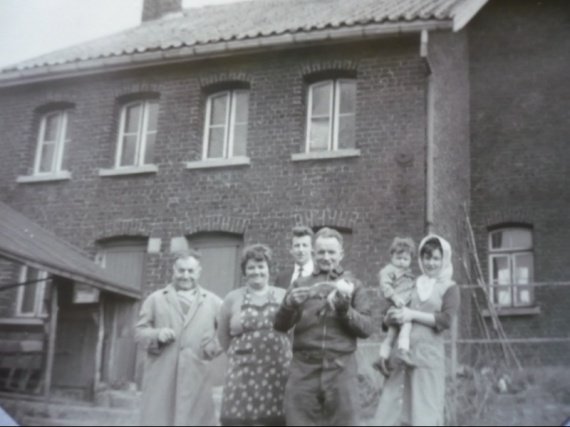 Mon grand père (pigeon à bras) avec leur voisins ( couples de gauche) , leur fille à droite ( avec s