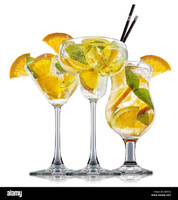 l-alcool-de-fruits-frais-ou-des-cocktails-cocktails-sans-alcool-en-verre-classique-avec-des-cubes-de