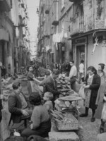 alfred-eisenstaedt-people-buying-bread-in-the-streets-of-naples