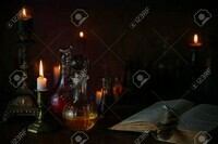 94217531-potion-magique-livres-anciens-et-bougies-sur-fond-sombre