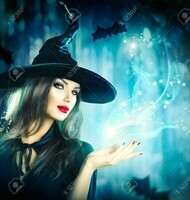 46883611-halloween-sorcière-tenant-lumière-magique-dans-sa-main