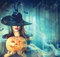 46883589-sorcière-halloween-avec-une-citrouille-magique-dans-une-forêt-sombre