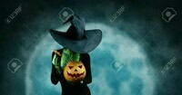 32823493-ouverture-halloween-sorcière-verte-sculpté-citrouille-sur-la-pleine-lune-halloween-thème-d-