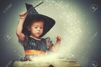 45560809-halloween-joyeuse-petite-sorcière-avec-une-baguette-magique-et-un-livre-rougeoyant-évoque-e