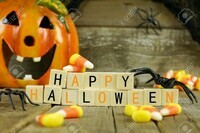 45554764-happy-halloween-avec-des-blocs-de-bois-de-bonbons-au-maïs-et-le-décor-contre-un-vieux-fond-