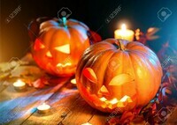 87681649-lanterne-de-jack-tête-de-citrouille-halloween-avec-des-bougies-allumées-sur-fond-en-bois