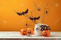 45397223-accueil-halloween-décorations-avec-des-araignées-et-citrouille-seau-pour-bonbons-ou-un-sort