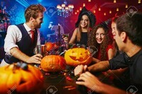 45315561-sorcières-heureux-de-célébrer-halloween-dans-la-barre