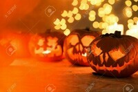 46243861-effrayant-halloween-citrouilles-lanternes-sur-la-table