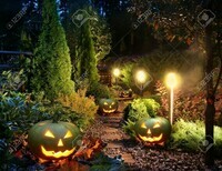 31740309-lumineuses-lumières-de-patio-de-chemin-de-jardin-de-la-maison-à-l-halloween-lanternes-de-ci